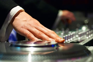 How to choose your wedding dj
